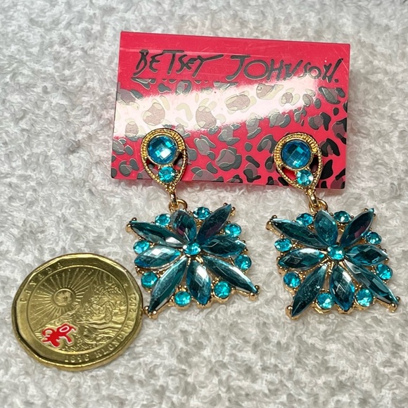 🦋⭐️betsey Johnson earrings-chandelier dangle-blue topaz color-bright NEW - Picture 3 of 8